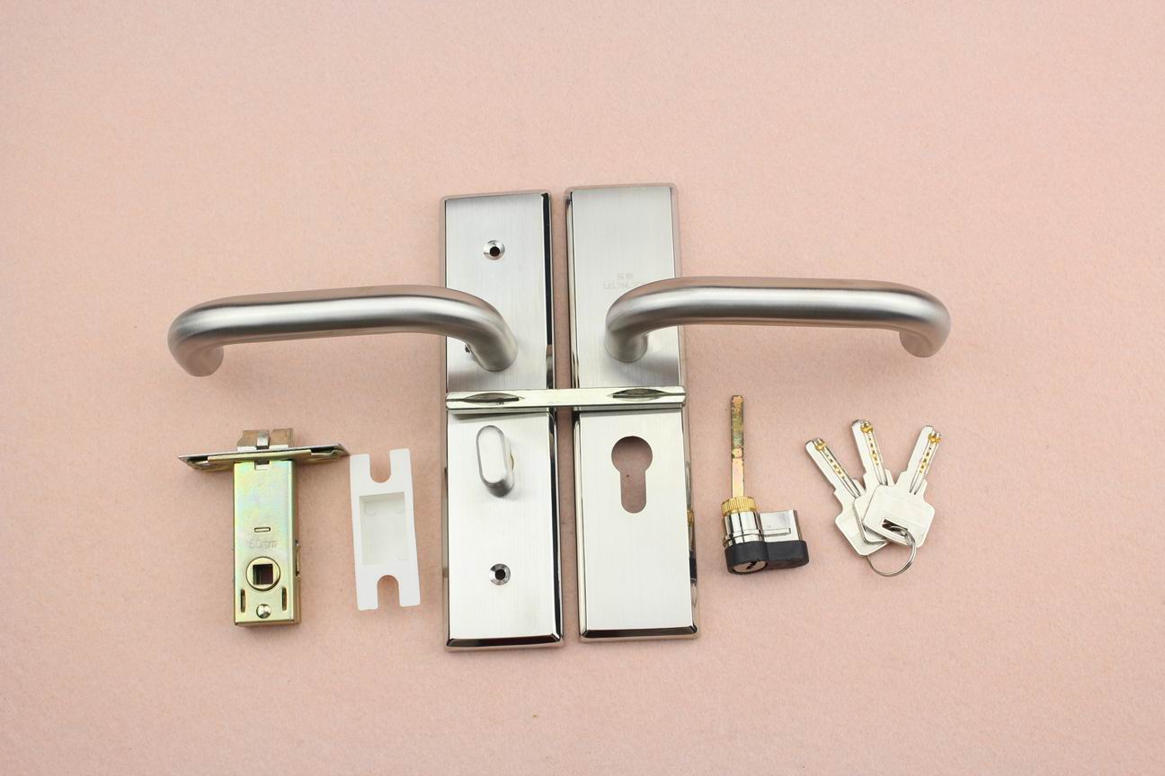 Wooden door lock with handle